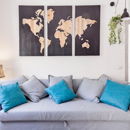 Open The Classic Wooden Shutters At A Cozy City Nest Флоренция Экстерьер фото