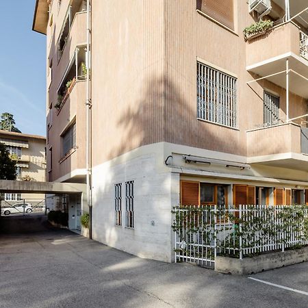 Open The Classic Wooden Shutters At A Cozy City Nest Флоренция Экстерьер фото