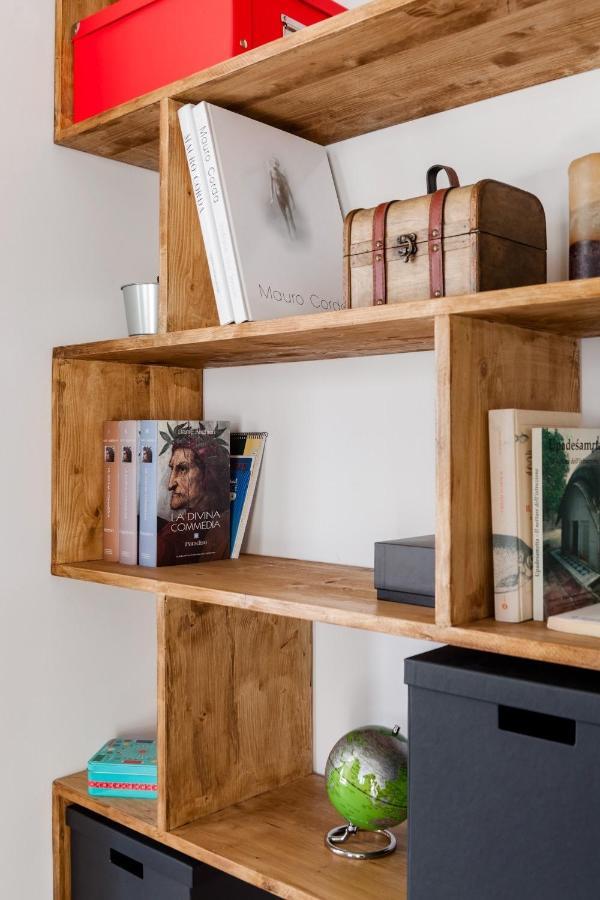 Open The Classic Wooden Shutters At A Cozy City Nest Флоренция Экстерьер фото