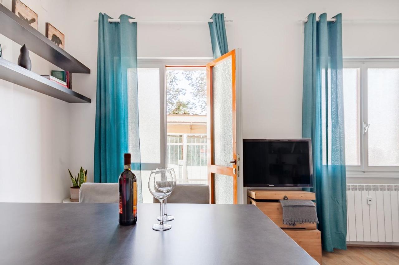 Open The Classic Wooden Shutters At A Cozy City Nest Флоренция Экстерьер фото