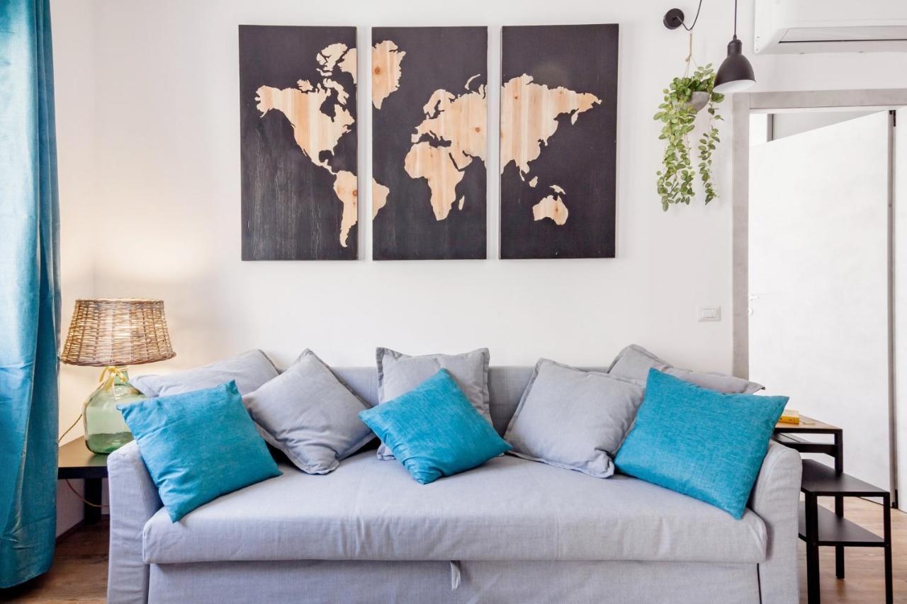 Open The Classic Wooden Shutters At A Cozy City Nest Флоренция Экстерьер фото