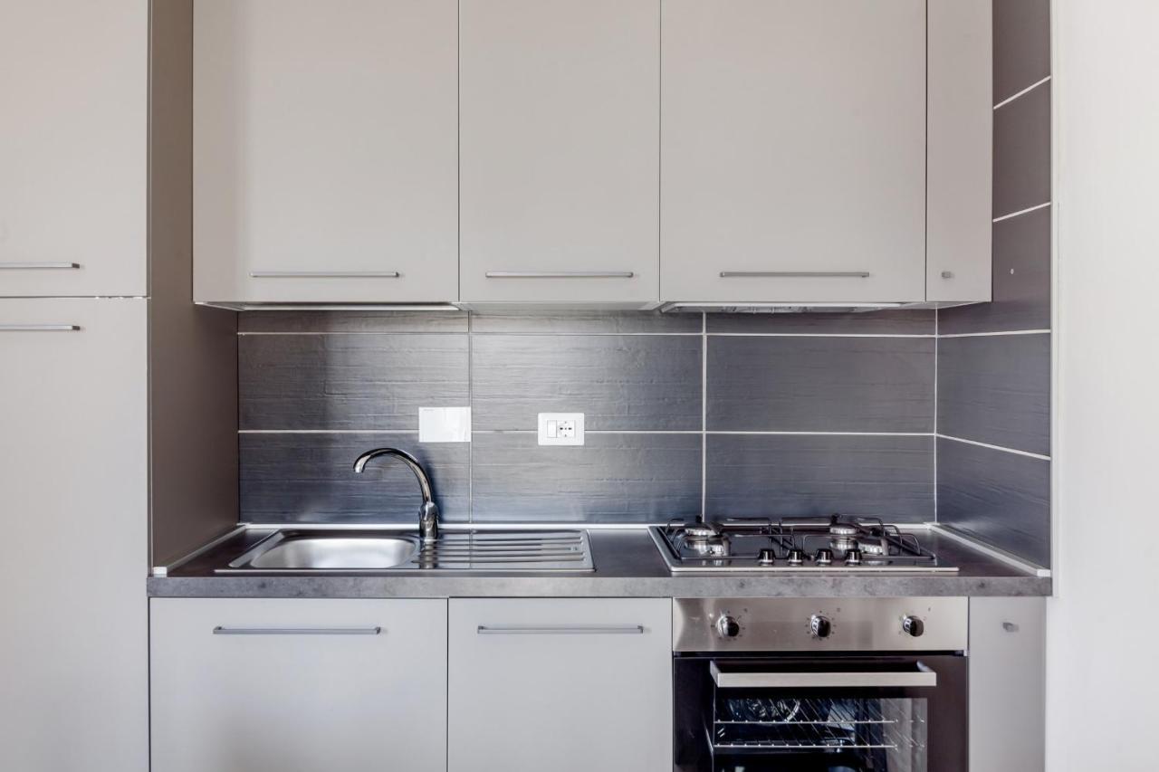 Open The Classic Wooden Shutters At A Cozy City Nest Флоренция Экстерьер фото