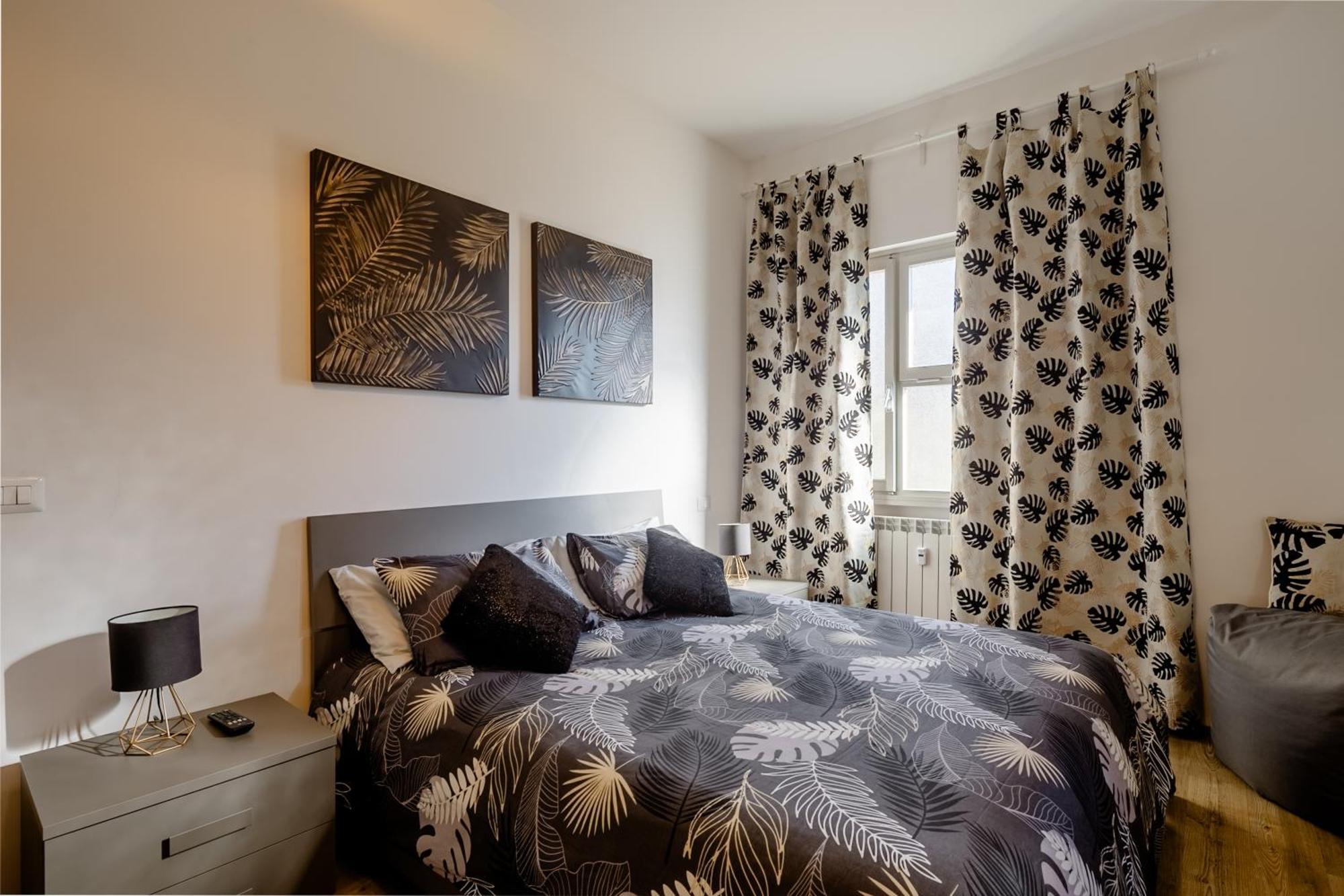Open The Classic Wooden Shutters At A Cozy City Nest Флоренция Экстерьер фото