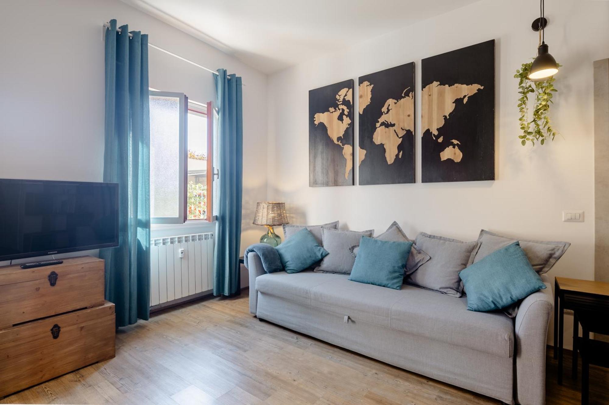 Open The Classic Wooden Shutters At A Cozy City Nest Флоренция Экстерьер фото