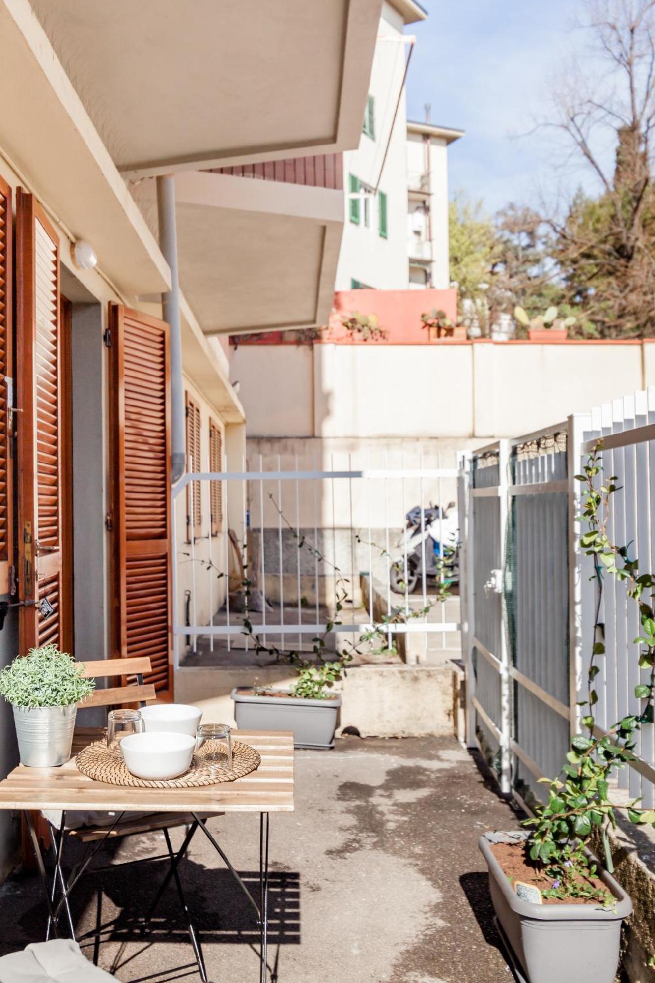 Open The Classic Wooden Shutters At A Cozy City Nest Флоренция Экстерьер фото