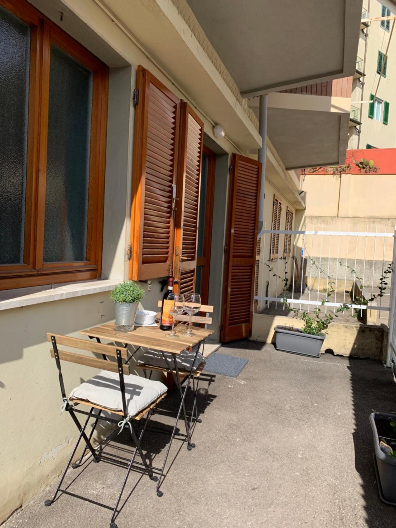 Open The Classic Wooden Shutters At A Cozy City Nest Флоренция Экстерьер фото