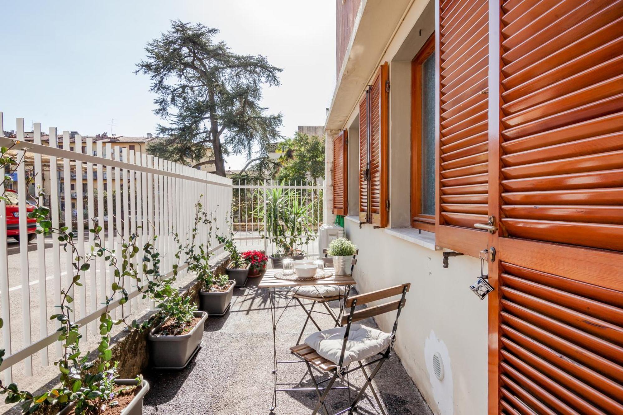 Open The Classic Wooden Shutters At A Cozy City Nest Флоренция Экстерьер фото