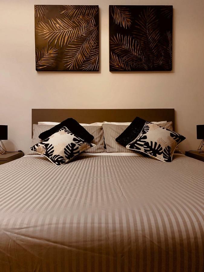 Open The Classic Wooden Shutters At A Cozy City Nest Флоренция Экстерьер фото