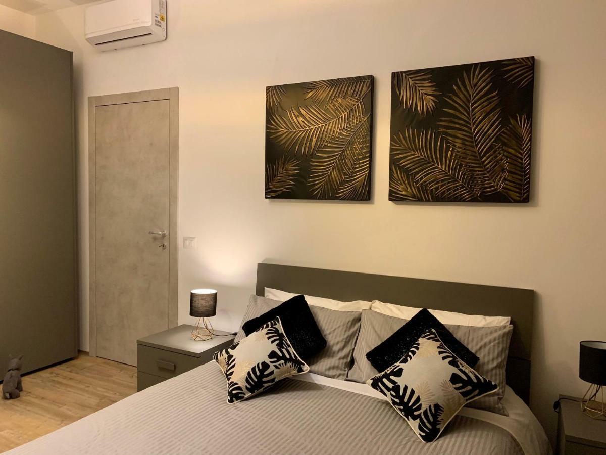 Open The Classic Wooden Shutters At A Cozy City Nest Флоренция Экстерьер фото