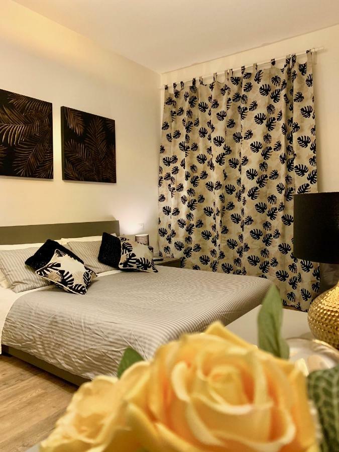 Open The Classic Wooden Shutters At A Cozy City Nest Флоренция Экстерьер фото
