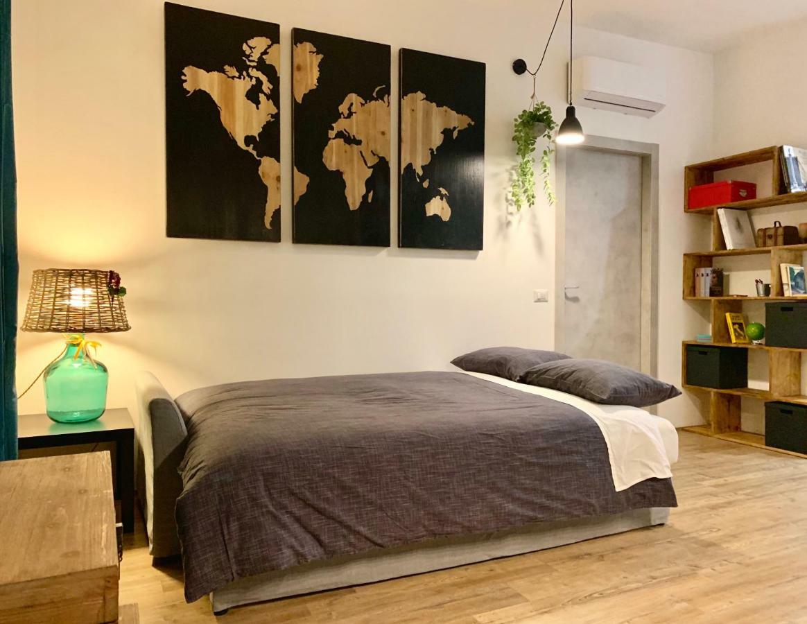 Open The Classic Wooden Shutters At A Cozy City Nest Флоренция Экстерьер фото
