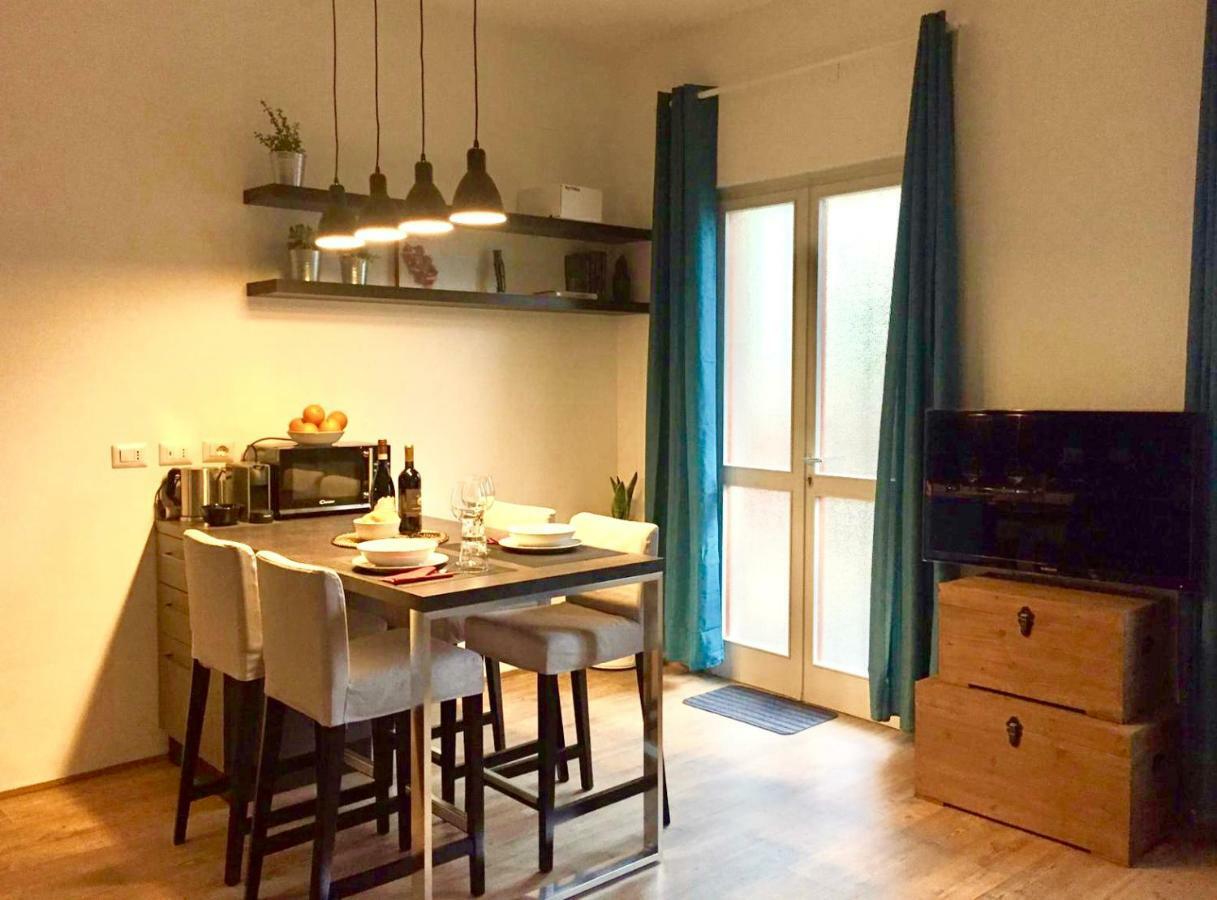 Open The Classic Wooden Shutters At A Cozy City Nest Флоренция Экстерьер фото