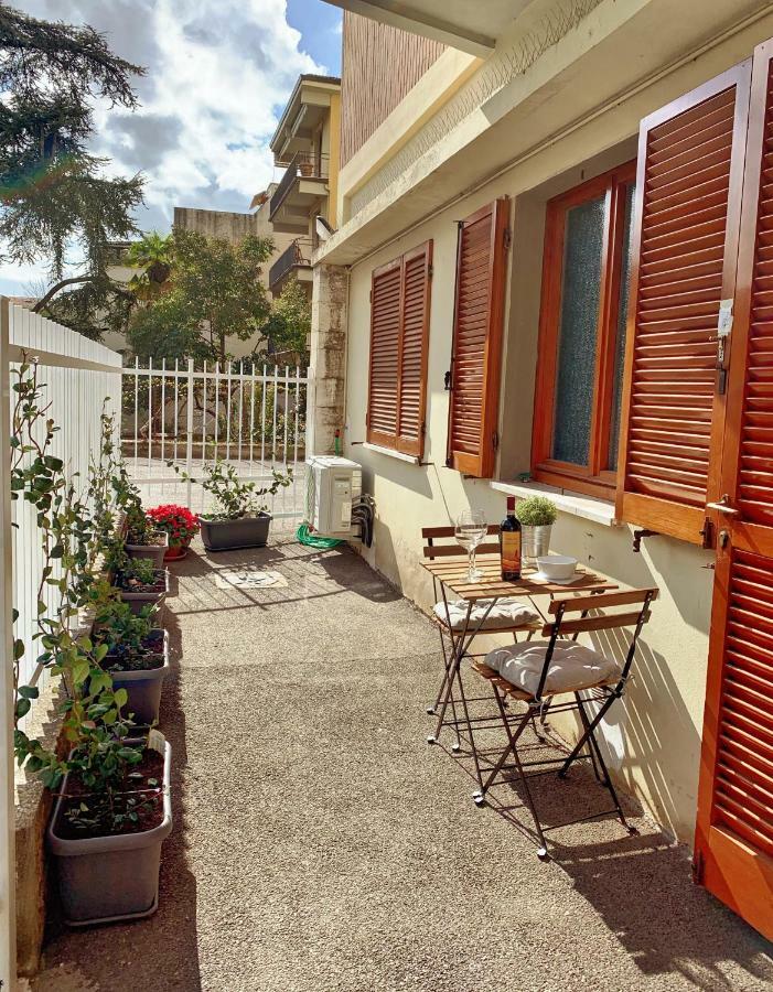 Open The Classic Wooden Shutters At A Cozy City Nest Флоренция Экстерьер фото